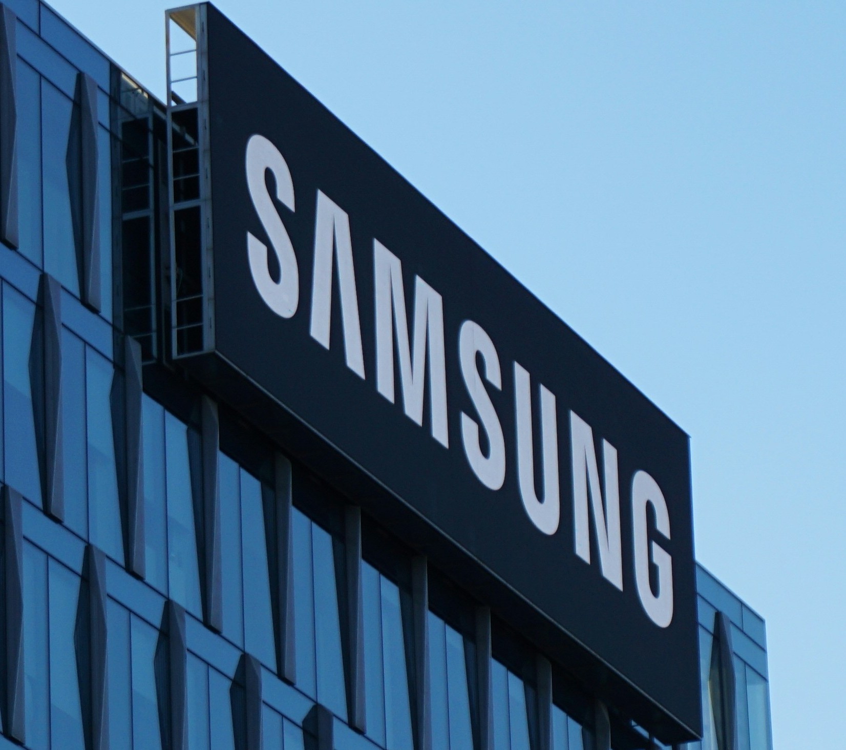 Galaxy S26 Ultra vs Competitors Does It Truly Lead in 2026